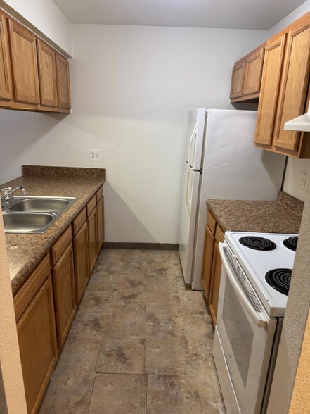 Building Photo - 580 N Main St