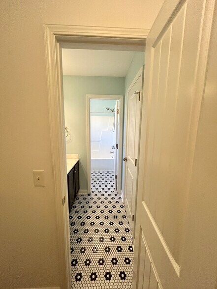 Building Photo - 301 Kraft St