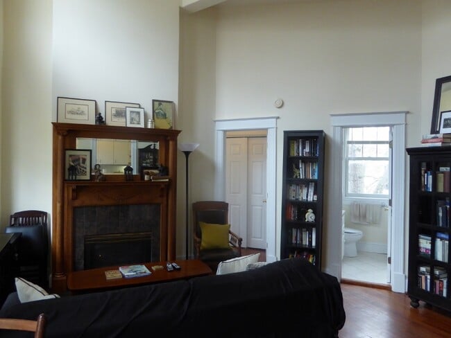 Building Photo - 1685 Crescent Pl NW