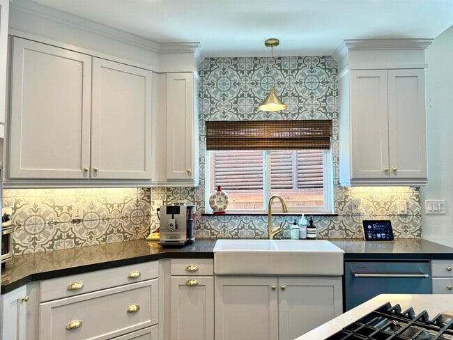 Building Photo - 517 N Cedros Ave