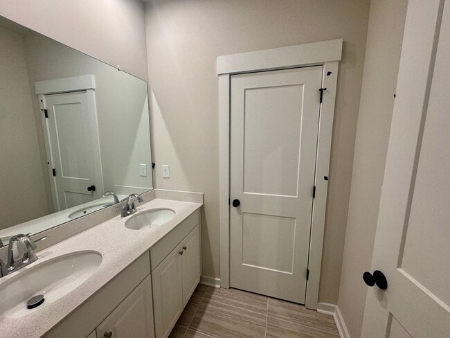 Building Photo - NEW CONSTRUCTION;3BR/2BA Townhome in Griffith Lakes