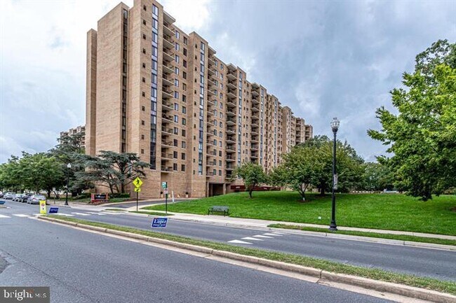 Building Photo - 4500 S Four Mile Run Dr