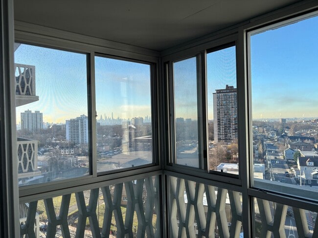 Building Photo - 2000 Linwood Ave