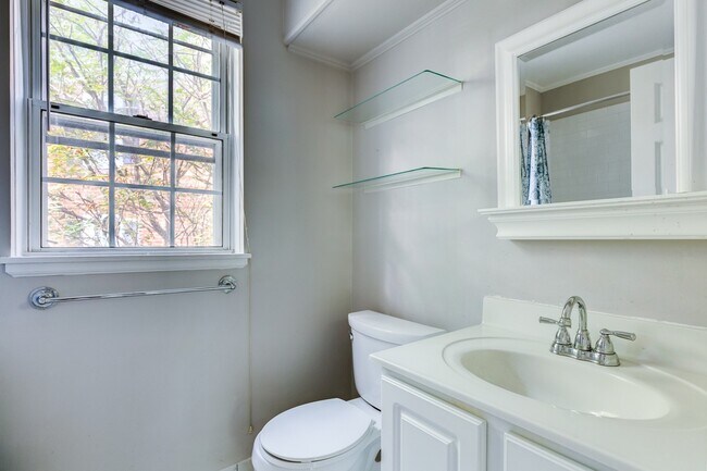 Building Photo - Gorgeous End Unit 2 Bedroom 2 Bath Near Sh...