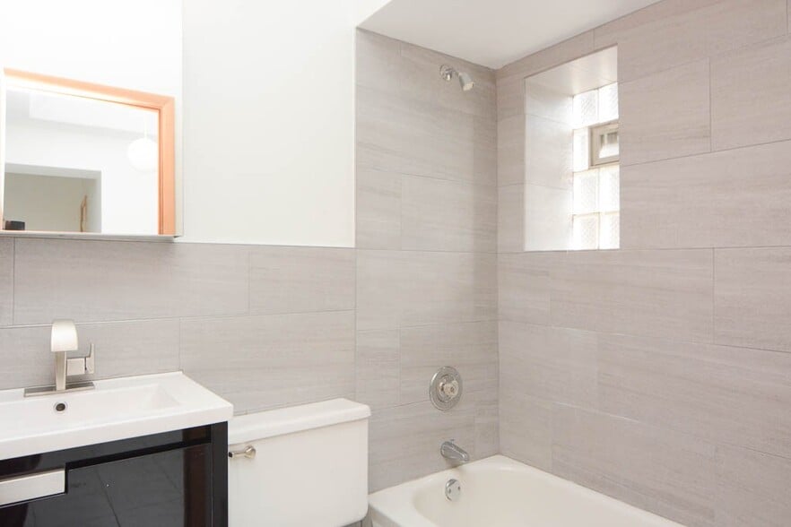 Building Photo - 533 N Claremont Ave