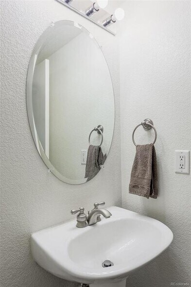 Building Photo - 899 Canary Ln