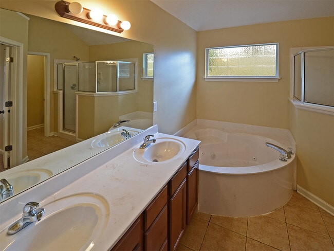 Building Photo - 3 bed, 2.5 bath near Shelby Farms