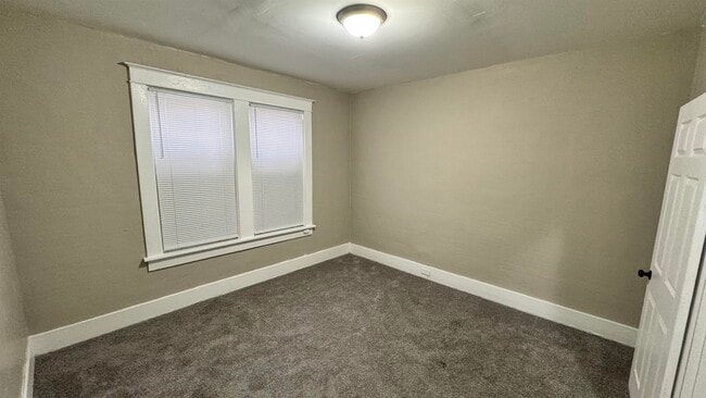 Building Photo - 919 N Willett St
