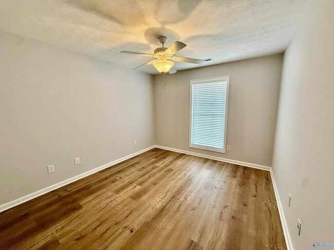 Building Photo - 1024 Clint Dr SE