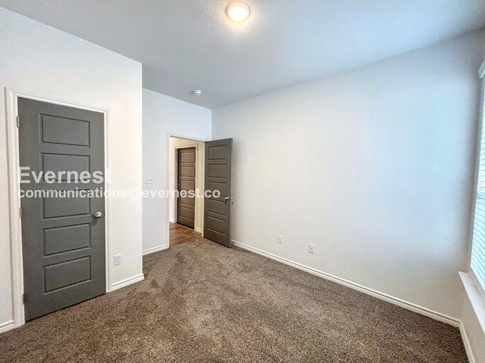 Building Photo - 2203 Hornbeam St