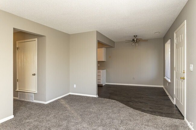 2BR, 1BA - 920SF - The Bluffs