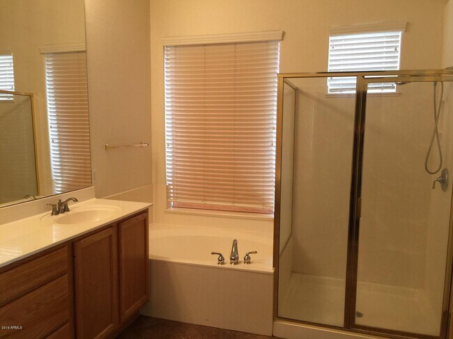 Building Photo - 853 W Raven Dr