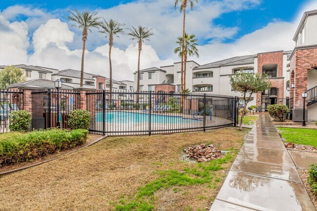 Building Photo - 2 Bedroom, 2 Bath In Central Phoenix