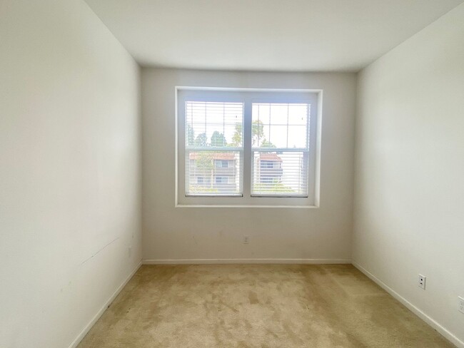 Building Photo - Modern Coastal Living – 2-Bed, 2.5-Bath Ho...
