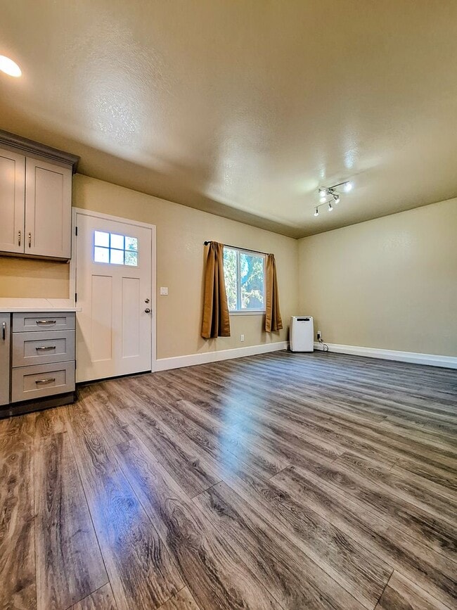 Building Photo - 682 S Genevieve Ln