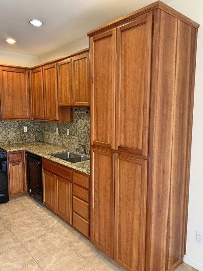 Building Photo - NEWER MODERN 3 BEDROOM VACAVILLE *STAR REN...