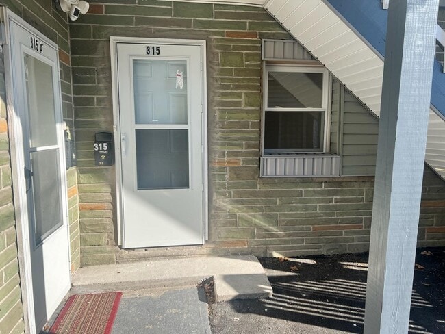 Building Photo - 315 W 11th St