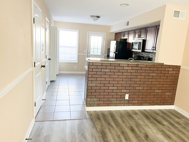 Building Photo - 2 Bedroom 1.5 Bath Townhome