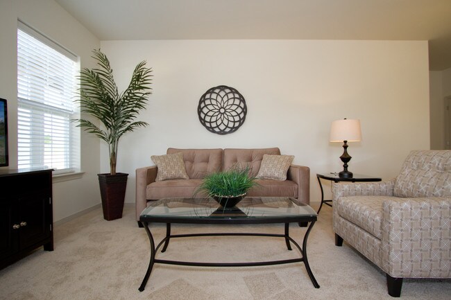 Building Photo - 2021 Shady Oak Dr