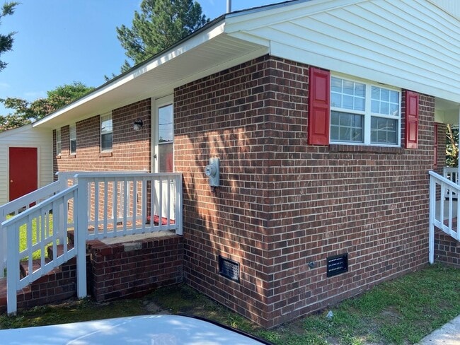 Building Photo - 3 Bedroom One Bath House For Rent