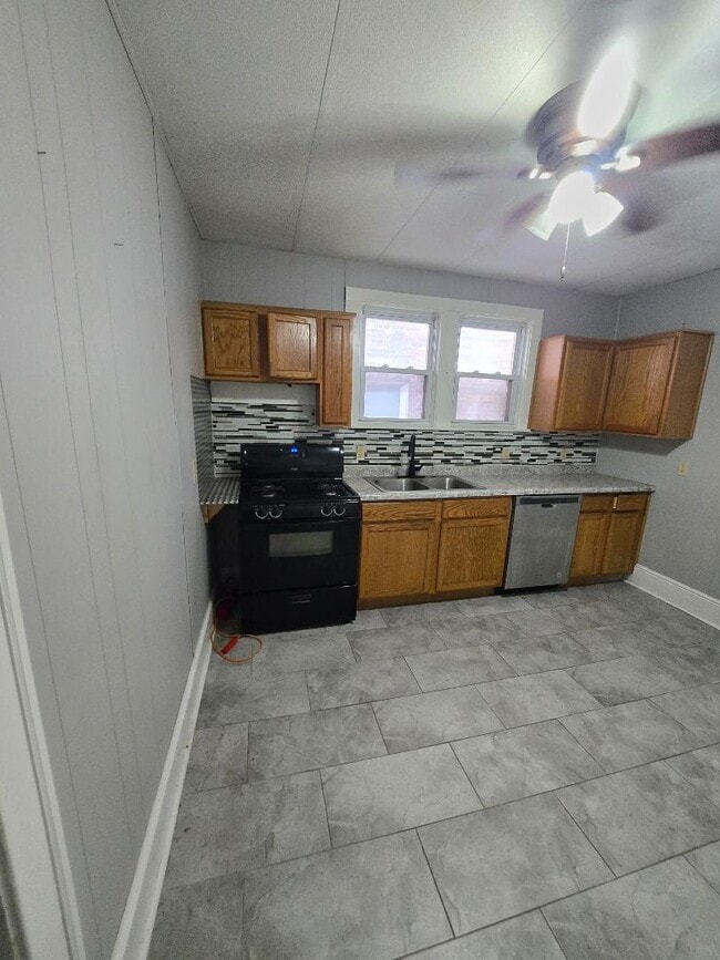 Building Photo - 2240 White Oak Ave
