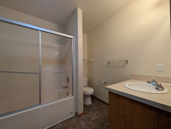 Building Photo - Spacious 2-Bedroom, 2-Bath Duplex In The River Rd Area!