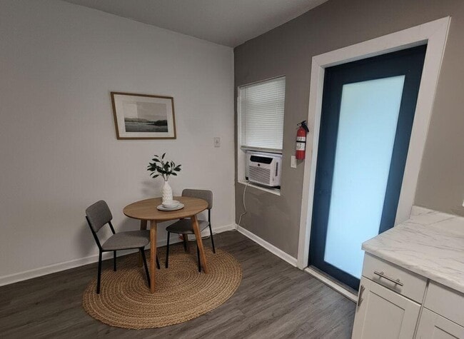 Building Photo - 664 W 2nd St