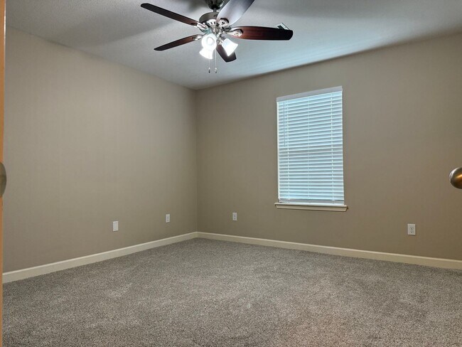 Building Photo - 415 S Shady Ln