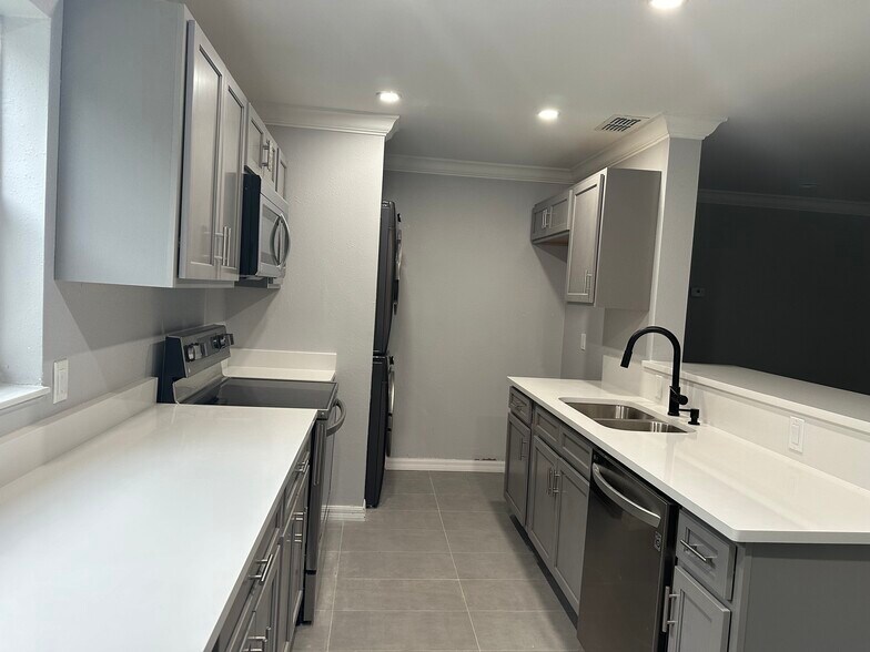 New Kitchenn - 3225 E Riverside Dr