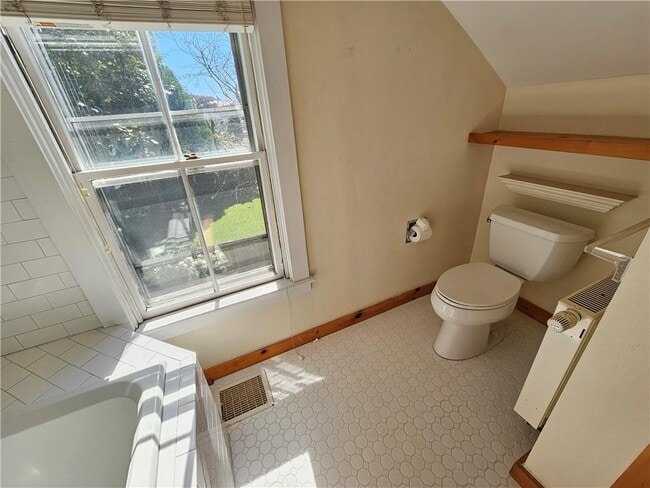 Building Photo - 10 Cherry St