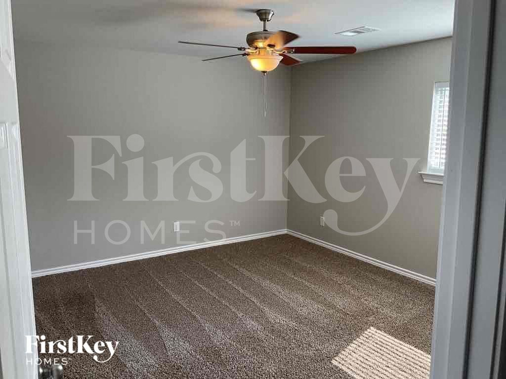 Building Photo - 2026 Greenview Dr