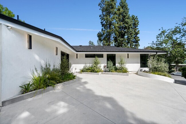 Building Photo - 16110 Clear Oak Dr