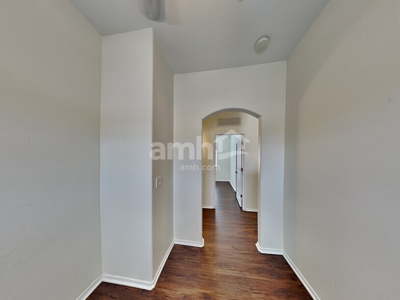 Building Photo - 447 E Placita Lezna