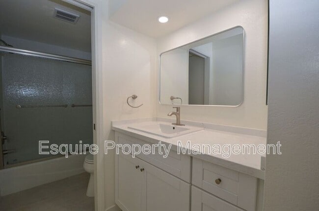 Building Photo - 443 Chapala Dr