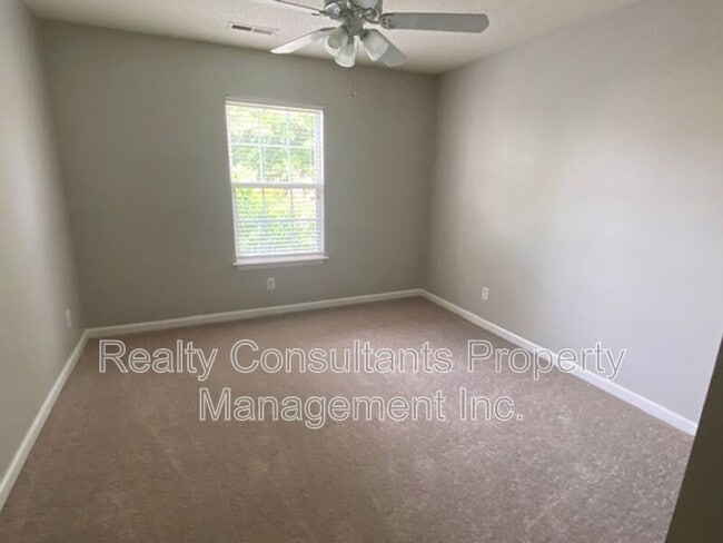 Building Photo - 96 Tannenbaum Cir