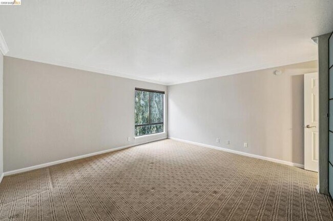 Building Photo - Elegant, private end-unit living with resort-style amenities!