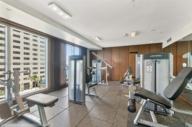 Building Photo - 325 Biscayne Blvd