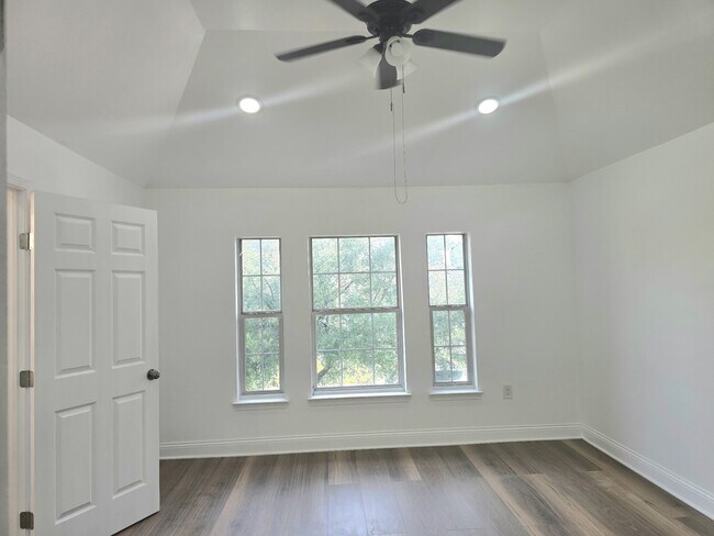Building Photo - 20315 Lakeland Falls Dr