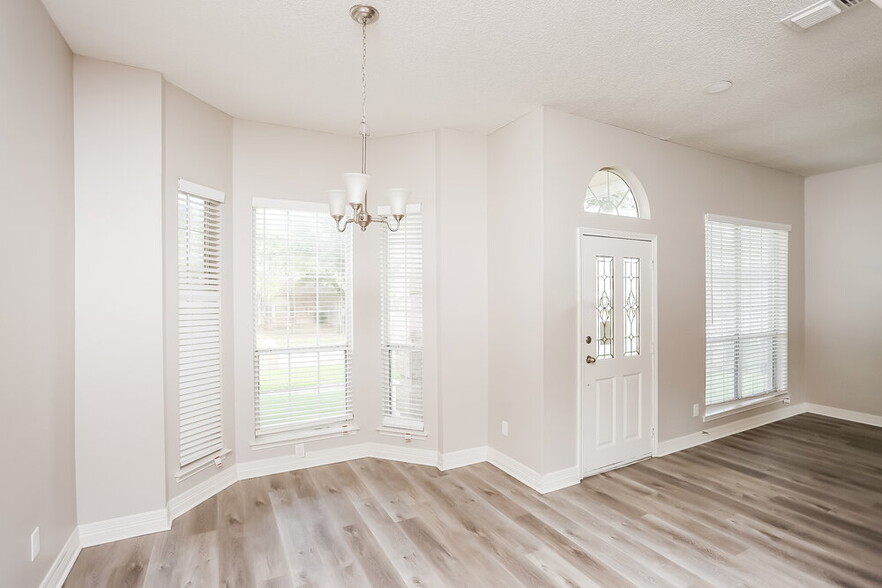 Building Photo - 4910 Green Hollow Dr