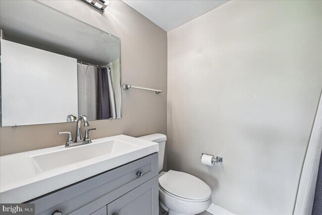 Building Photo - 6631 Wakefield Dr