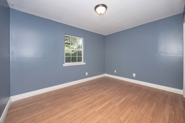 Building Photo - 3 Bed 1 Bath Home In Pascagoula - New Appliances