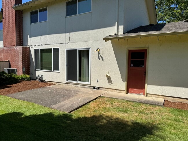 Building Photo - 3 bedroom 2.5 bathroom duplex off Coburg Rd.