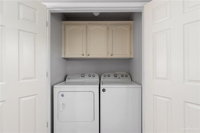 Building Photo - 17 Amando St