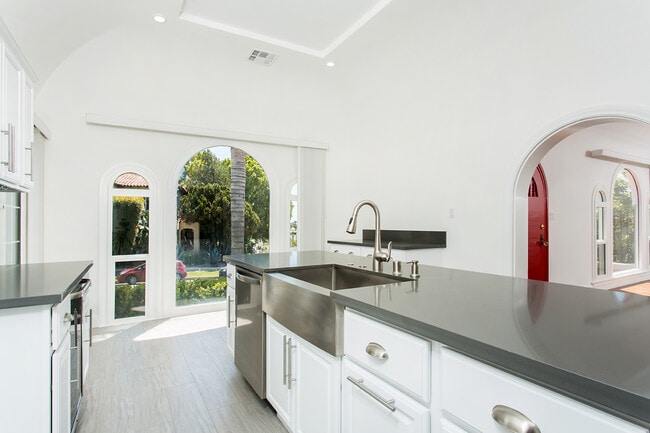 Building Photo - Beautiful spacious house