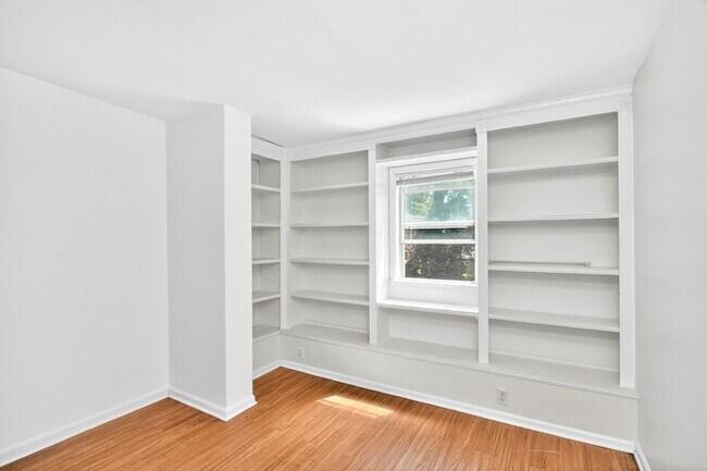 Building Photo - 3008 Lakeshore Dr