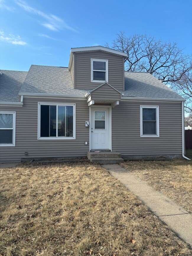 Building Photo - 3 Bed | 2 Bath | 2 Car Garage | Fully Fenced Yard