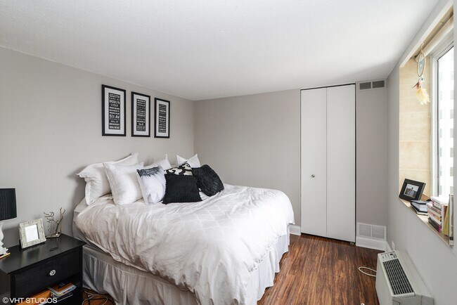 Building Photo - 1339 N Dearborn St