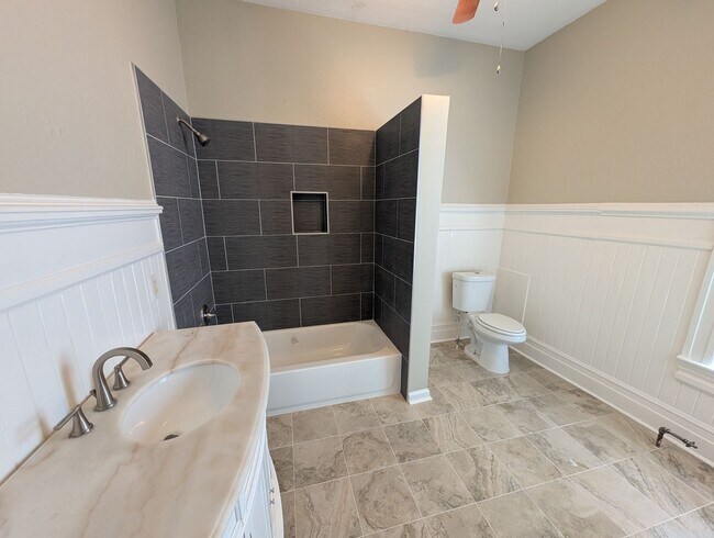 Building Photo - Huge 4 bedroom in prime downtown location!