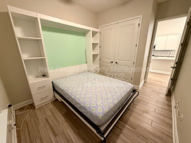 Building Photo - 628 Town Plaza Ave