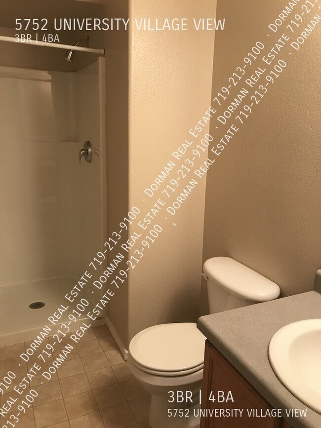 Building Photo - Townhome with garage